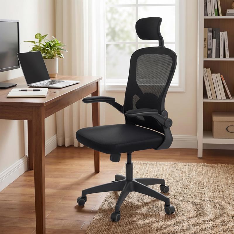 Zwarte ergonomische bureaustoel van Action met hoofdsteun en mesh rugleuning aan een houten bureau Zwarte ergonomische bureaustoel van Action met hoofdsteun en mesh rugleuning aan een houten bureau